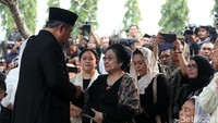 SBY bersalaman dengan Megawati setelah sebelumnya menyalami Boediono, BJ Habibie, dan Iriana Jokowi.