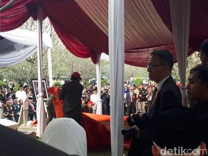 Jokowi Pertama Kali Masukkan Tanah ke Liang Lahad Ani Yudhoyono, Lalu SBY