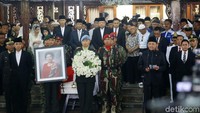 Jenazah Ani Yudhoyono diserahkan ke pemerintah untuk dimakamkan secara militer di TMP Kalibata.