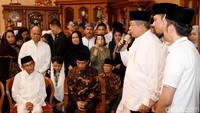 Presiden Jokowi dan BJ Habibie mendengarkan sepatah dua patah kata dari SBY perihal kepergian istri tercintanya di kediaman Cikeas, Bogor, Sabtu (1/6).