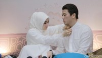 Tak sendirian, sang suami Reino Barack juga menemani kehadiran Syahrini.  Foto: Asep Syaifullah/ detikHOT