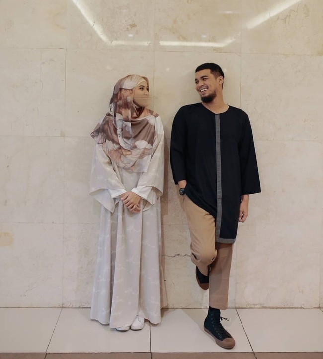 Pakaian busana bernuansa putih bisa jadi membosankan. Agar tidak monoton, tambahkan hijab bermotif dengan padanan warna netral seperti gaya Ratu Anandita berikut. Foto: Instagram