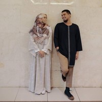 Pakaian busana bernuansa putih bisa jadi membosankan. Agar tidak monoton, tambahkan hijab bermotif dengan padanan warna netral seperti gaya Ratu Anandita berikut. Foto: Instagram