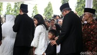 SBY menyalami para tokoh yang hadir dengan didampingi putra, menantu dan cucunya.