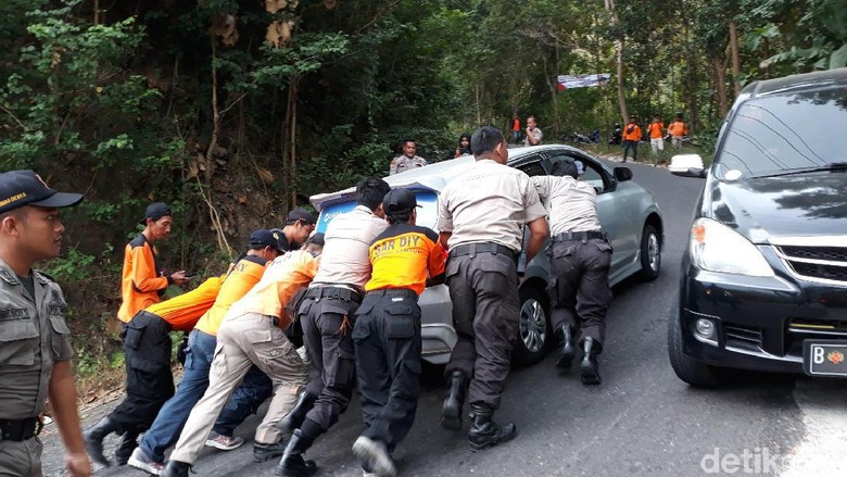 Lewat Jalur Cino Mati Bantul, Banyak Mobil Tak Kuat Nanjak Lewat Jalur Cino Mati Bantul, Banyak Mobil Tak Kuat Nanjak