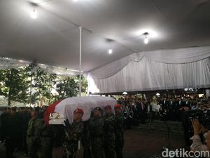 Akbar Tandjung: Ani Yudhoyono Pendorong SBY
