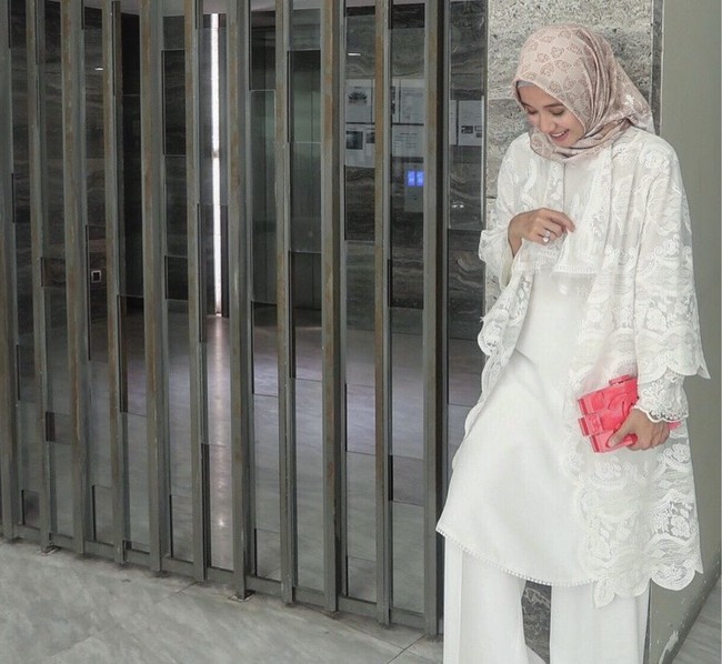 Kesan suci pada hari raya semakin terasa dengan mengenakan busana warna putih. Meski begitu penggunaannya memang bisa tricky. Anda pun dapat melirik inspirasi dari Laudya Cynthia Bella berikut ini. Ia memadukan setelan serba putih dengan outerwear renda yang juga berwarna putih. Padukan dengan aksesori berwarna cerah. Foto: Instagram