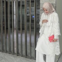 Kesan suci pada hari raya semakin terasa dengan mengenakan busana warna putih. Meski begitu penggunaannya memang bisa tricky. Anda pun dapat melirik inspirasi dari Laudya Cynthia Bella berikut ini. Ia memadukan setelan serba putih dengan outerwear renda yang juga berwarna putih. Padukan dengan aksesori berwarna cerah. Foto: Instagram