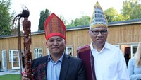 Duta Besar M. Ibnu Said sempat foto bersama dengan WNI Ricat Gordon Simanjuntak. Istimewa/Dieny Maya Sari.