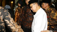 BJ Habibie tampak berjalan memasuki kediaman SBY di Cikeas dengan peangawalan paspampres. Ani Yudhoyono meninggal pada usia 66 tahun di National University Hospital, Singapura pukul 11.50 waktu setempat. Dia dirawat sejak Februari 2019 karena sakit kanker darah.