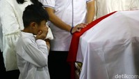 Cucu SBY juga ikut dalam salat jenazah.