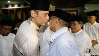 Sang putra Agus Harimurti Yudhoyono pun tak kuasa menahan tangis saat menerima ucapan belasungkawa dari kerabat.