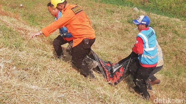 Evakuasi korban kecelakaan di Tol Pemalang. 