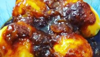 Yang ini telur rebus cukup disiram sambal dengan rasa pedas manis. Cuman perlu nasi putih saja. Foto : Instagram @fiza-ratuku