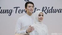 Keduanya kompak berpakaian serba putih.  Foto: Asep Syaifullah/ detikHOT