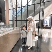 Meski dipakai di kesempatan kasual, gaya Zaskia Sungkar ini juga cocok jadi inspirasi baju Lebaran. Ia memadukan atasan putih dengan aksen layer dengan rok maksi berlipit serba putih. Sedangkan hijab dan tas dipilih yang bernuansa cokelat muda sehingga kesannya tetap soft. Foto: Instagram