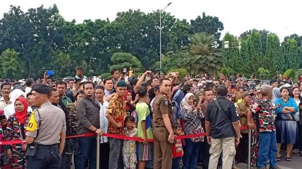 Warga menunggu di luar TMP Kalibata.