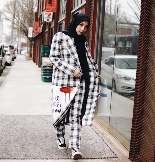 Berani tampil lebih bold tapi ingin tetap bernuansa putih? Gaya desainer Jenahara ini pun menarik untuk dilirik. Untuk lebih mengesankan nuansa Lebaran, Anda bisa memakai hijab dan atasan warna putih. Foto: Instagram