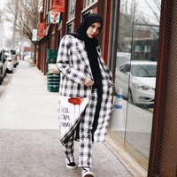 Berani tampil lebih bold tapi ingin tetap bernuansa putih? Gaya desainer Jenahara ini pun menarik untuk dilirik. Untuk lebih mengesankan nuansa Lebaran, Anda bisa memakai hijab dan atasan warna putih. Foto: Instagram