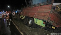 Kanitlantas Polsek Nagreg AKP Chevy mengatakan kejadian itu terjadi pasca hujan yang turun di wilayah Nagreg. Truk tergelincir dan menabrak pohon.