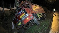 Untuk sementara waktu, kecelakaan tunggal itu disebabkan karena jalur yang licin karena habis hujan. Sehingga truk kehilangan kendali dan tergelincir ke sisi jalan dan akhirnya menabrak tiang dan pohon yang ada di lokasi.