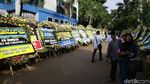 Karangan Bunga untuk Ani Yudhoyono Banjiri Cikeas