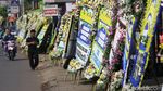 Karangan Bunga untuk Ani Yudhoyono Banjiri Cikeas