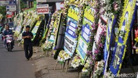 Karangan bunga itu dikirim oleh berbagai elemen, mulai dari pejabat negara, pejabat pemerintah daerah hingga masyarakat.