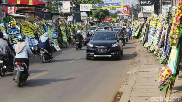 Salah satu mobil pelayat