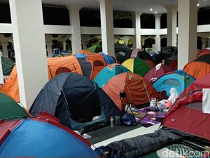 Ratusan Tenda Jemaah Iktikaf Berdiri di Masjid Habiburahman Bandung