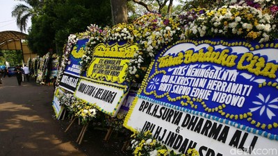 Karangan Bunga untuk Ani Yudhoyono Banjiri Cikeas