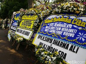 Karangan Bunga untuk Ani Yudhoyono Banjiri Cikeas