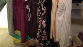 Cara jitu supaya satu hanger bisa muat banyak pakaian. (Foto: Brightside)