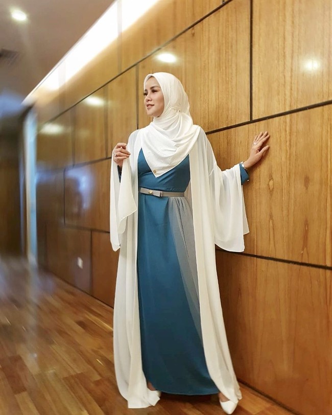 Tak punya busana warna putih? Tambahkan saja luaran seperti gaya Olla Ramlan berikut untuk menambah kesan Lebaran dan lebih fresh. Jangan lupa untuk menyesuaikan hijab dan aksesori agar penampilan lebih serasi. Foto: Instagram