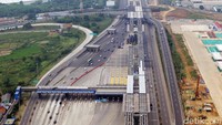 Sejumlah kendaraan memasuki gerbang Tol Cikarang Utama, Senin (3/6/2019).