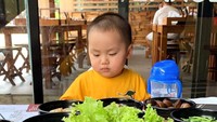 Alvin juga sering ngejahilin Yusuf. Di unggahannya ini aja ia menulis, Nak kamu makan ini aja ya biar gak makin gendut. Hihi Foto: Instagram alvin_411