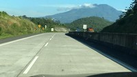 Sepanjang jalan tol Bawen-Salatiga masih ditutupi lahan hijau. Foto: Dok. Trans Marga Jateng