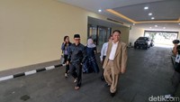 Mustofa Nahra keluar dari Bareskrim Polri, Jl Trunojoyo, Kebayoran Baru, Jakarta Selatan, sekitar pukul 13.47 WIB, Senin (3/6/2019). Anggota BPN Prabowo-Sandiaga ini keluar didampingi pengacaranya. (Foto: Jefrie/detikcom)