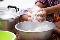 Tips Memilih, Mengolah, dan Menyimpan Santan untuk Lebaran