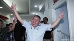 Penahanan Ditangguhkan, Lieus Sungkharisma Pose 2 Jari