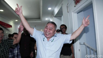 Penahanan Ditangguhkan, Lieus Sungkharisma Pose 2 Jari