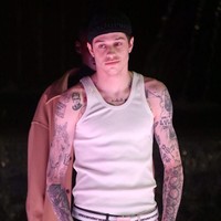 Topi baseball yang dipakai secara terbalik dan ikat pinggang putih melengkapi penampilannya. (Foto: Mike Coppola/Getty Images)