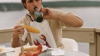 Memulai karirnya sejak tahun 2004 lalu, Robert dinilai memiliki paras yang tampan dan menarik. Intip saja posenya saat sedang makan jagung ditemani aneka seafood. Foto: Istimewa