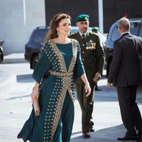 Masih dari Tanah Arab, ada Ratu Rania dari Yordania. Ia tampil memesona dibalut gaun bernuansa hijau emerald yang tampak mewah dengan aksentuasi bordir emas. (Foto: Getty Images)