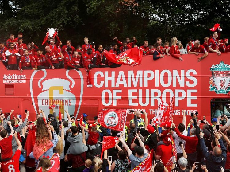 Arak-arakan Liverpool Pamerkan Si Kuping Besar