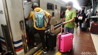 Menurut data Stasiun Pasar Senen, total pemudik yang berangkat mencapai 26.910 orang. Data tersebut akumulasi dari keberangkatan penumpang sejak 26 Mei hingga 2 Juni 2019.