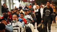 Ruang tunggu stasiun tampak dipenuhi pemudik.