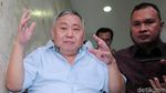 Penahanan Ditangguhkan, Lieus Sungkharisma Pose 2 Jari