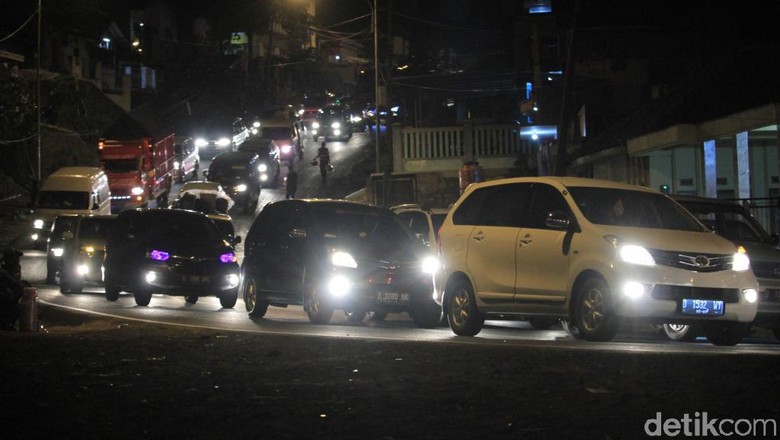 Nagreg Padat, Polisi Berlakukan One Way Nagreg Padat, Polisi Berlakukan One Way