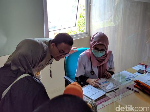 Anies juga mengapresiasi petugas yang bekerja di hari libur. Diketahui Senin (3/6) sudah masuk masa cuti bersama Idul Fitri 1440 H